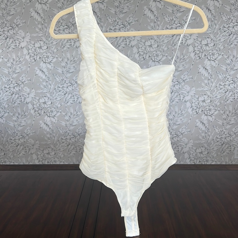 NWT Lelis Pale Yellow One Shoulder Body Suit Scrunched